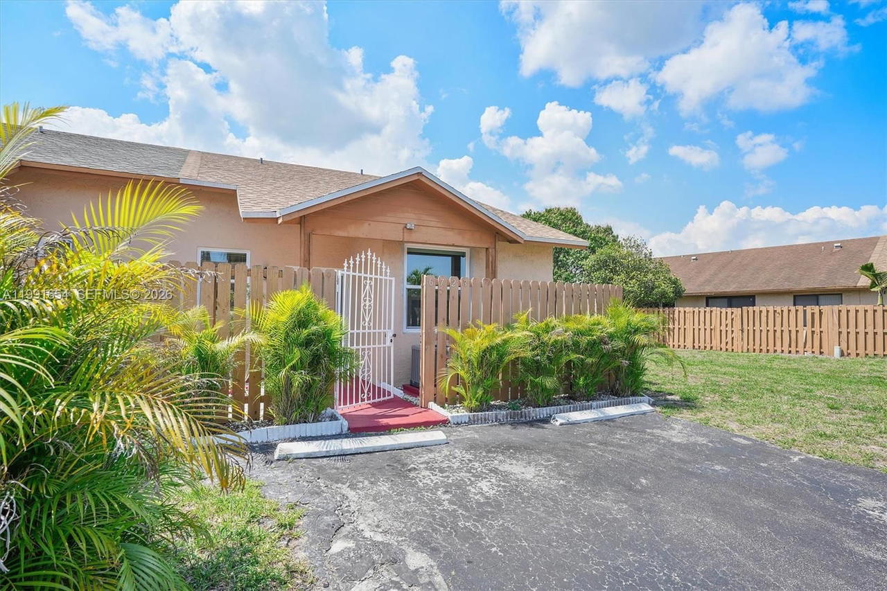 Real estate property located at 6723 188th Ter, Miami-dade, Country Lake Manors Townh, Hialeah, FL