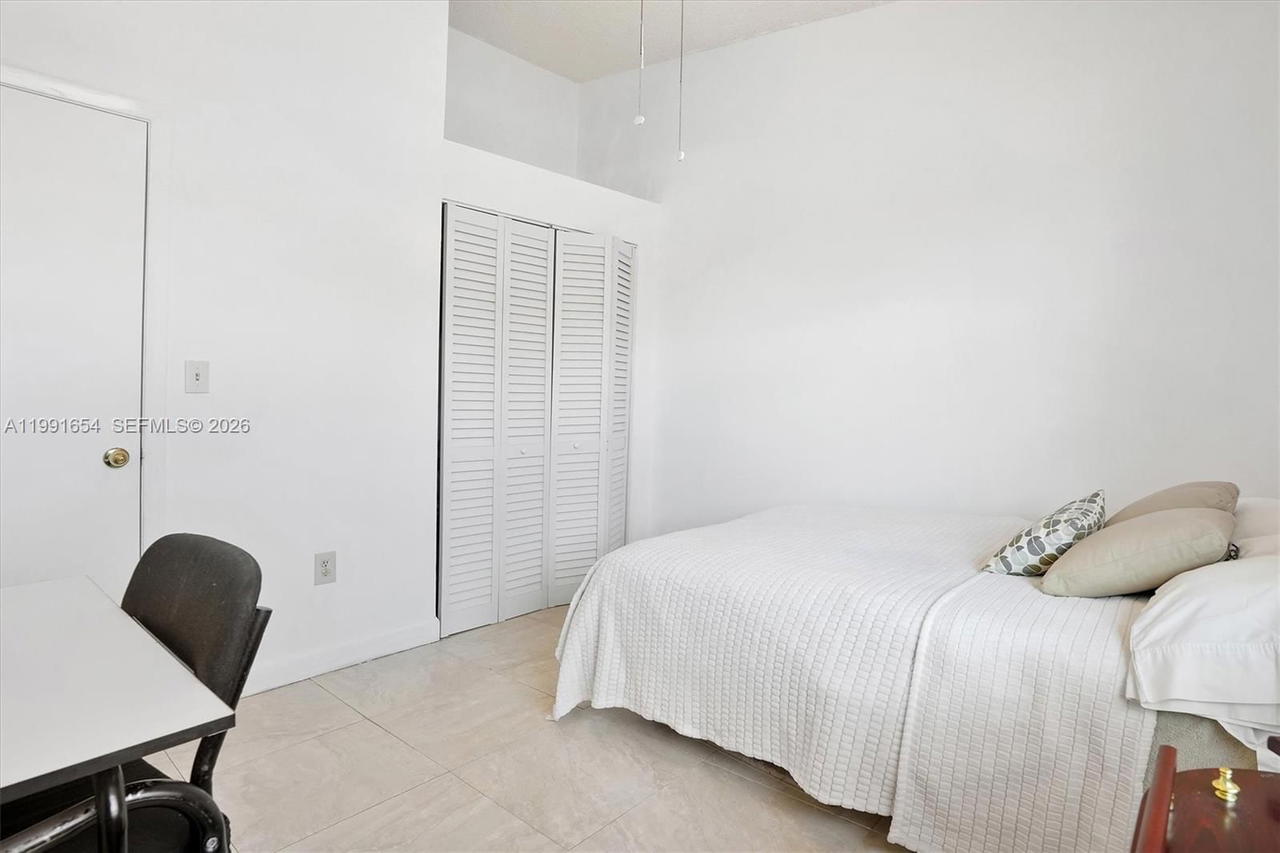 Real estate property located at 6723 188th Ter, Miami-dade, Country Lake Manors Townh, Hialeah, FL