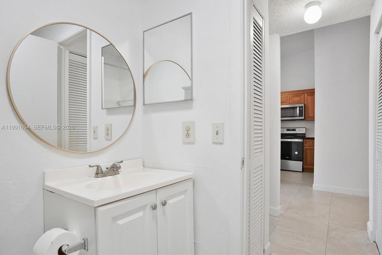 Real estate property located at 6723 188th Ter, Miami-dade, Country Lake Manors Townh, Hialeah, FL