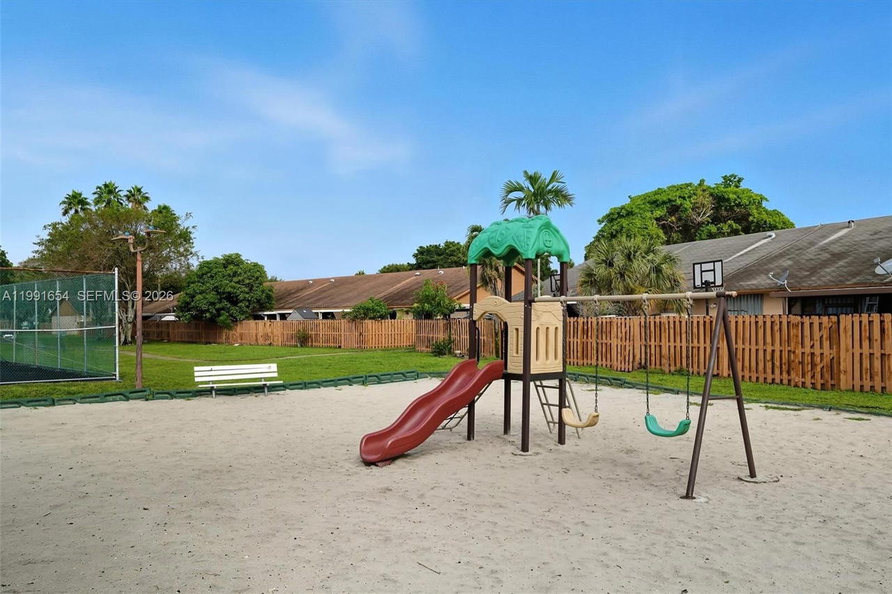 Real estate property located at 6723 188th Ter, Miami-dade, Country Lake Manors Townh, Hialeah, FL