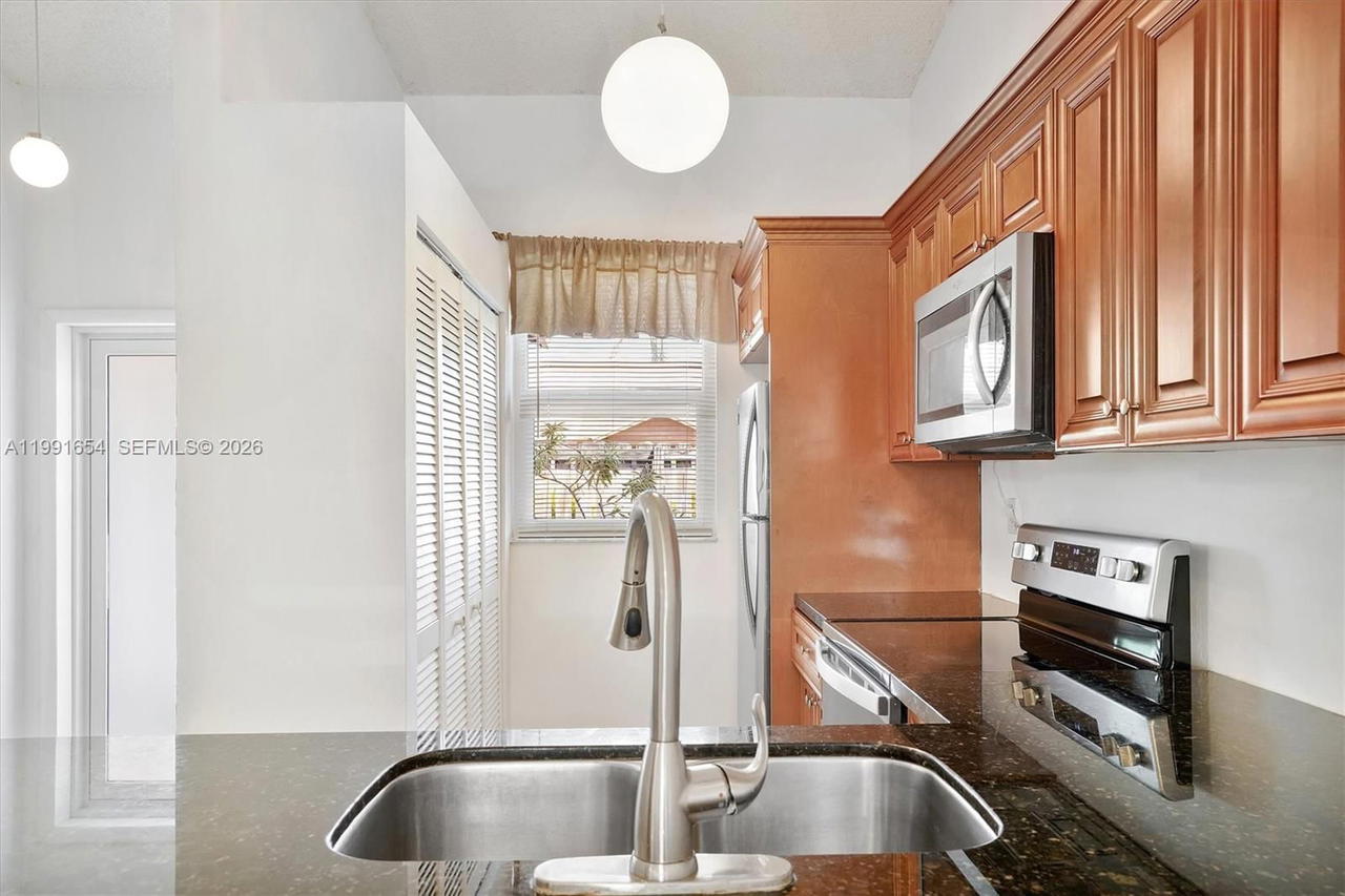 Real estate property located at 6723 188th Ter, Miami-dade, Country Lake Manors Townh, Hialeah, FL