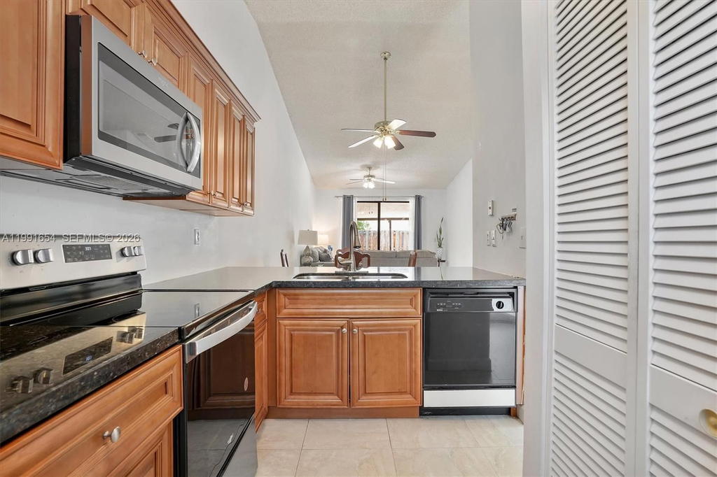 Real estate property located at 6723 188th Ter, Miami-dade, Country Lake Manors Townh, Hialeah, FL