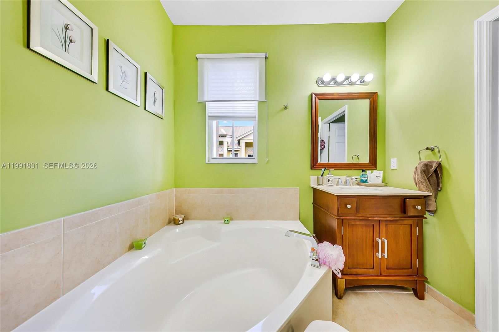 Real estate property located at 10711 75th Ln, Miami-dade, Reserve At Doral East, Doral, FL