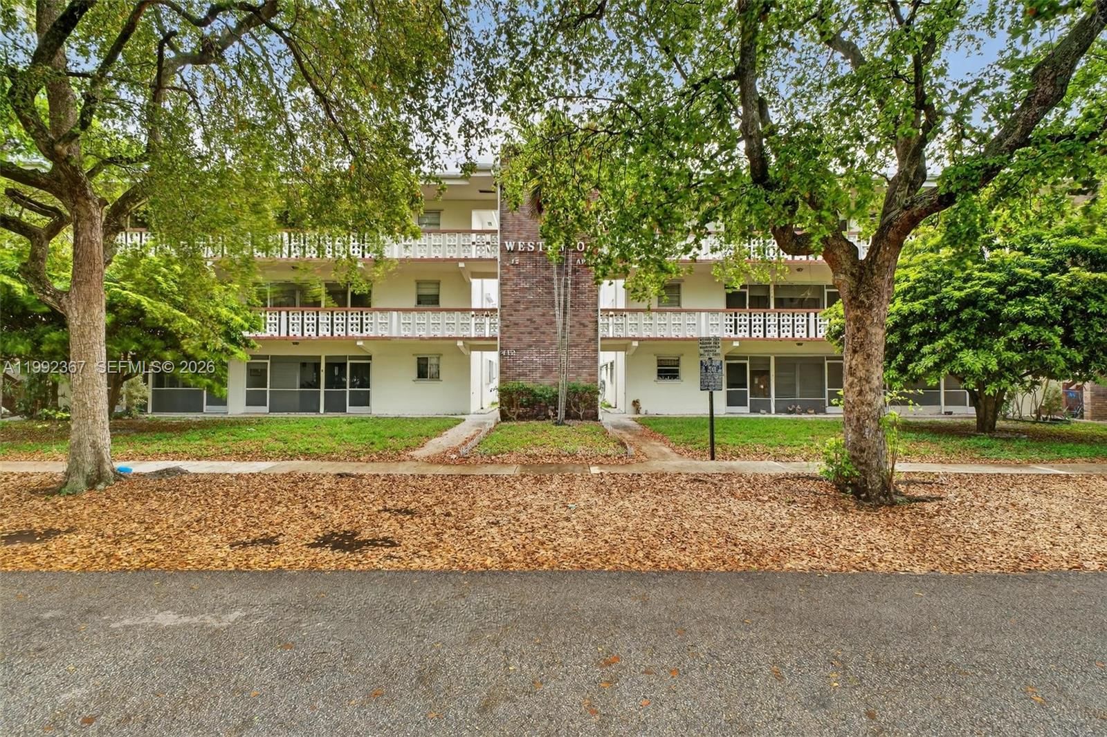 Real estate property located at 412 Luna Ct #11, Broward, Westbrook Condo Apts Inc, Hollywood, FL