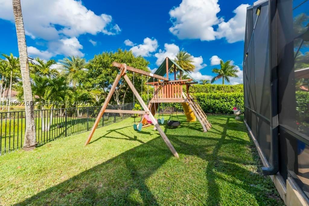 Real estate property located at 343 Coconut Cir, Broward, Sector 6, Weston, FL
