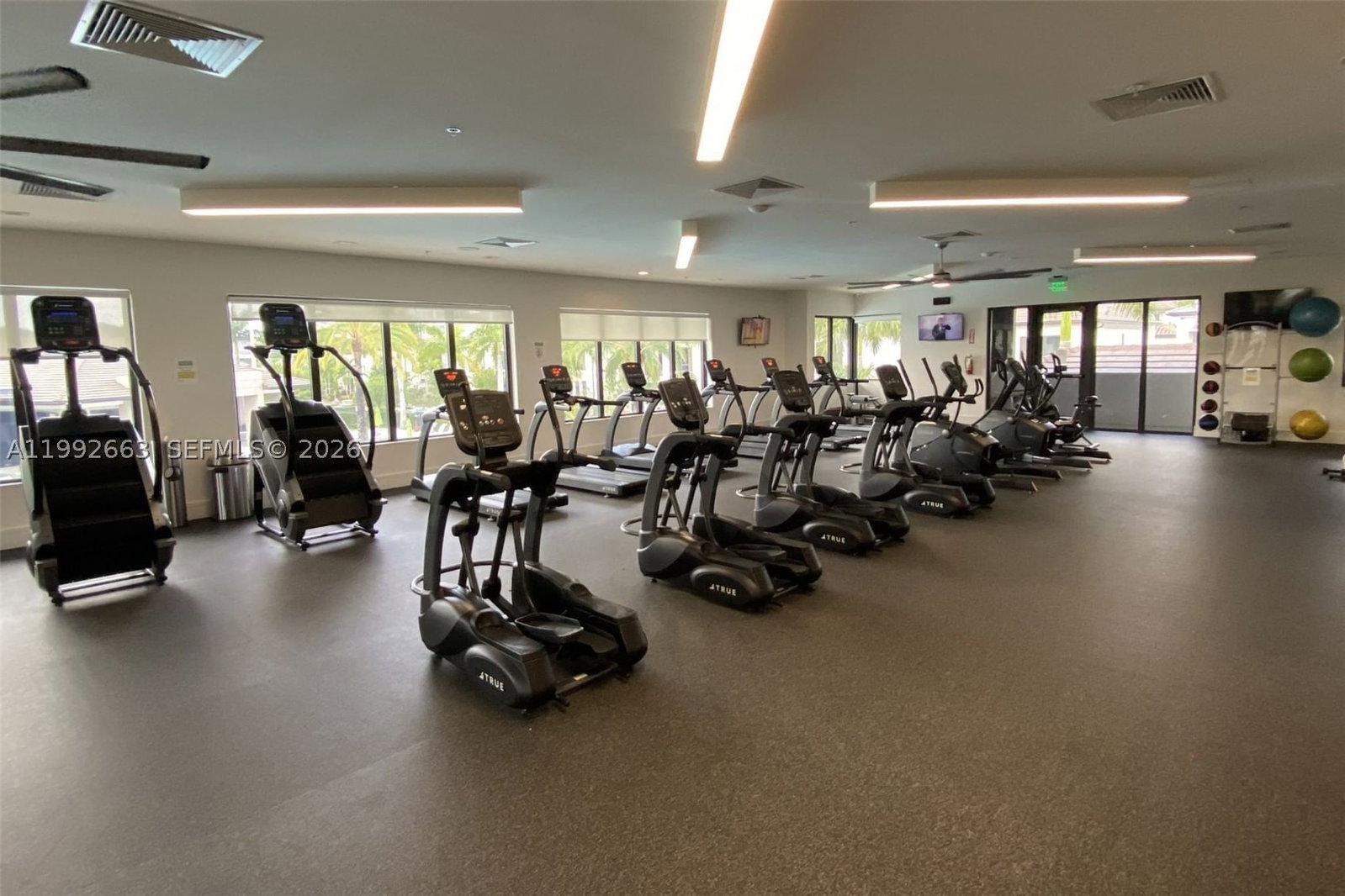 Real estate property located at 8002 43rd St, Miami-dade, Canarias East, Doral, FL