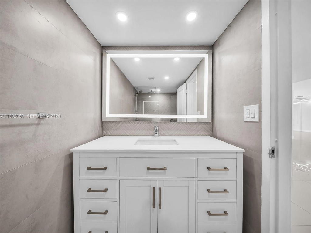 Real estate property located at 301 174th St #2004, Miami-dade, Winston Towers 500 Condo, Sunny Isles Beach, FL