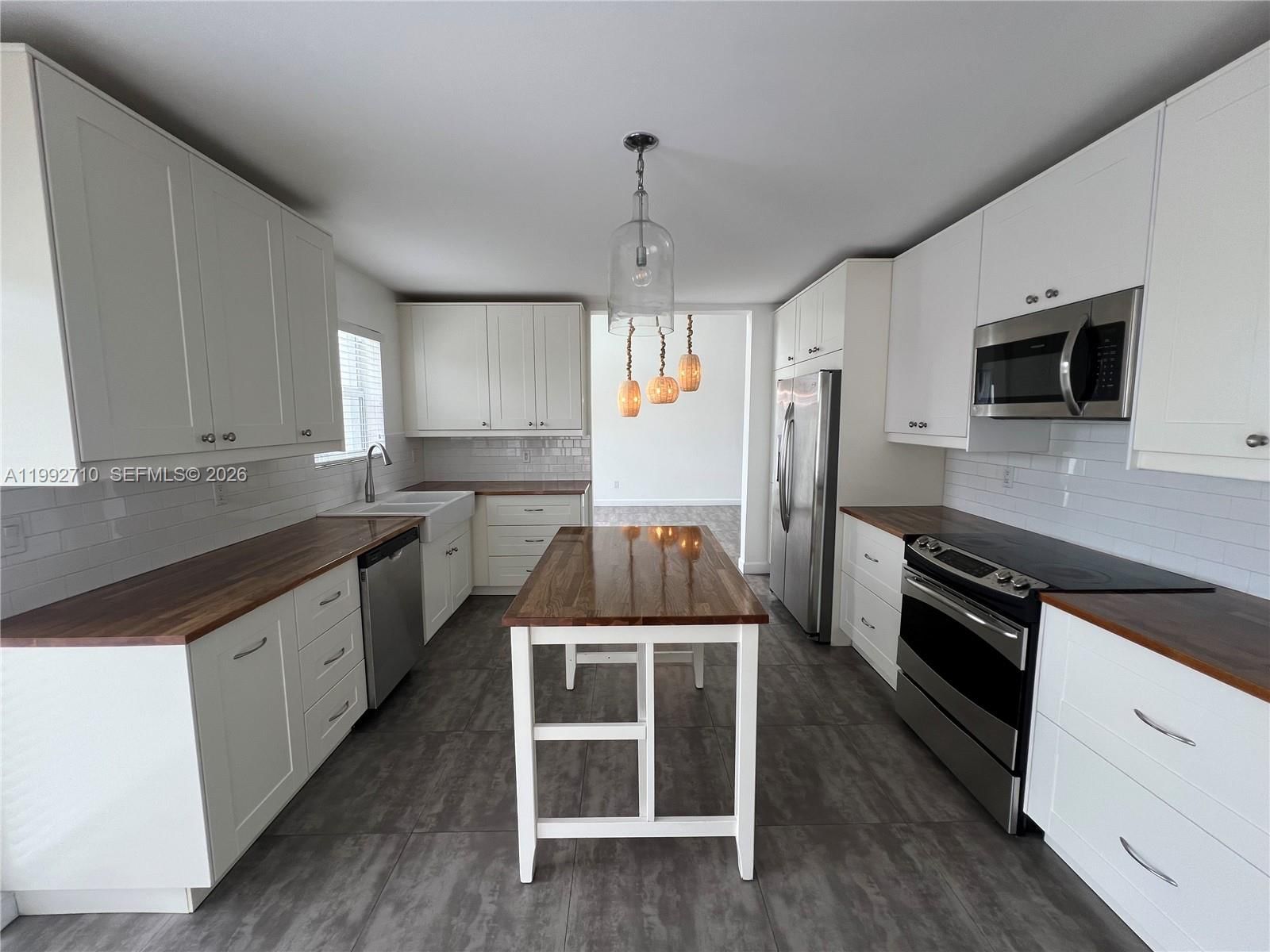 Real estate property located at 15511 59th St, Miami-dade, Westwind Lakes Sec 6, Miami, FL