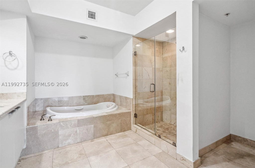 Real estate property located at 14951 Royal Oaks Ln #1706, Miami-dade, The Oaks I Condo, North Miami, FL