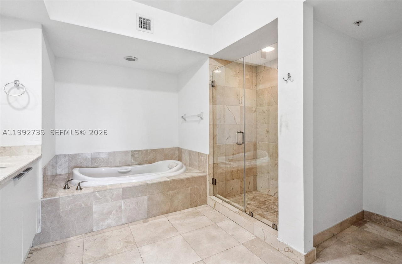 Real estate property located at 14951 Royal Oaks Ln #1706, Miami-dade, The Oaks I Condo, North Miami, FL
