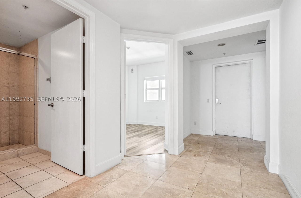 Real estate property located at 14951 Royal Oaks Ln #1706, Miami-dade, The Oaks I Condo, North Miami, FL