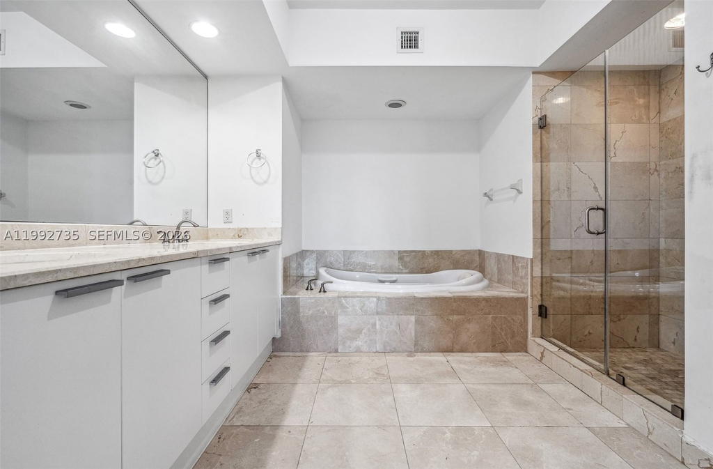 Real estate property located at 14951 Royal Oaks Ln #1706, Miami-dade, The Oaks I Condo, North Miami, FL