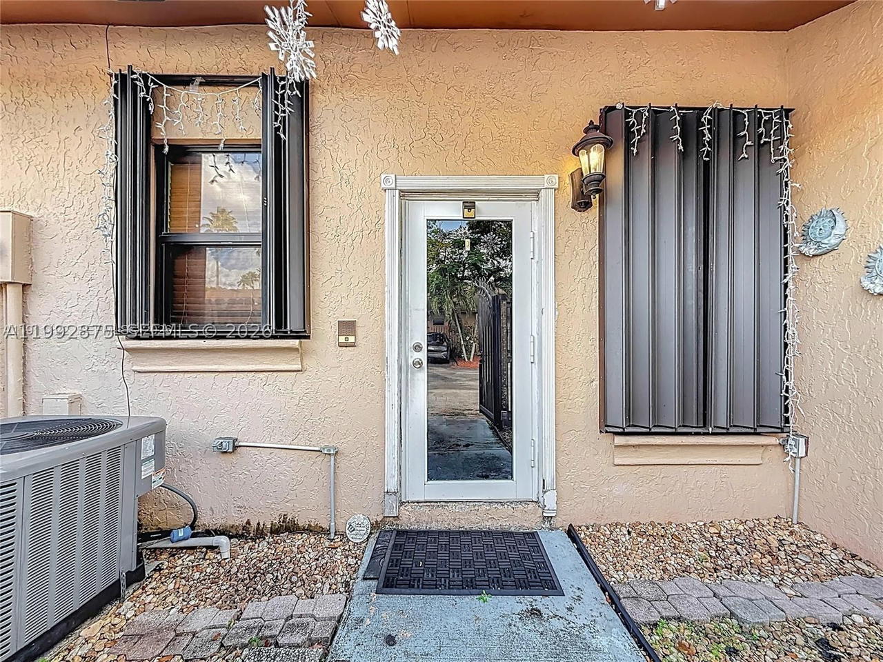 Real estate property located at 6722 192nd Ln, Miami-dade, Country Lake Manors Townh, Hialeah, FL