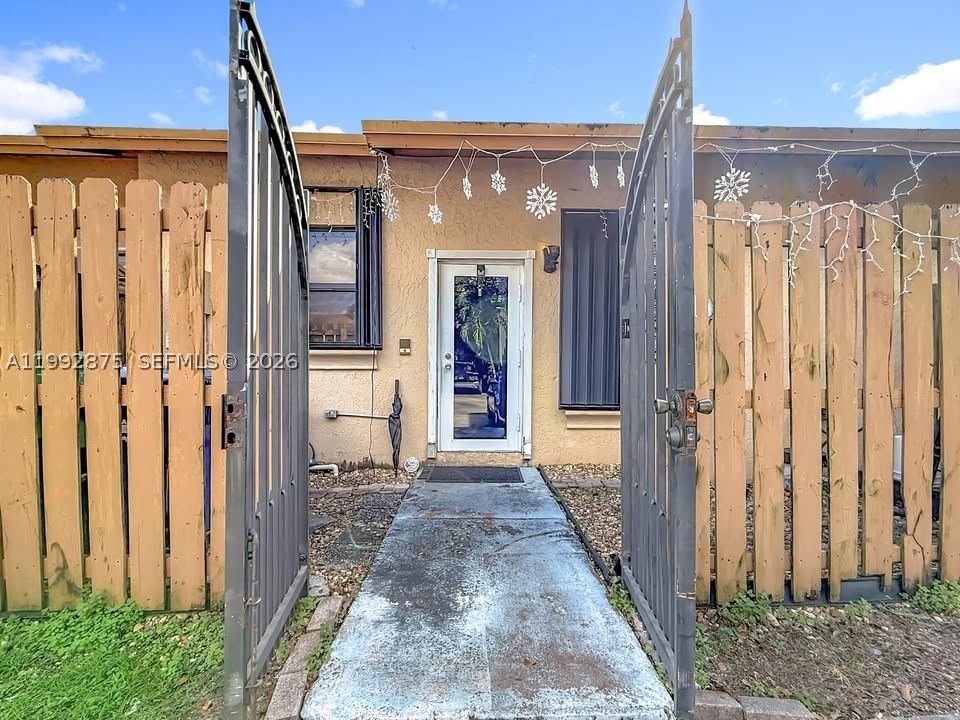 Real estate property located at 6722 192nd Ln, Miami-dade, Country Lake Manors Townh, Hialeah, FL
