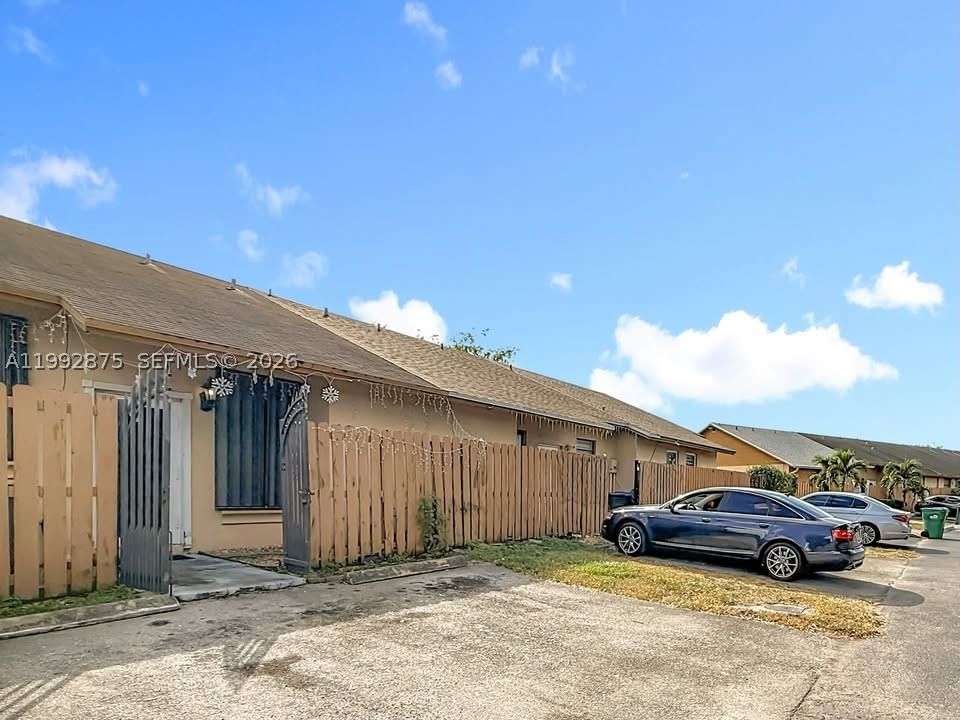 Real estate property located at 6722 192nd Ln, Miami-dade, Country Lake Manors Townh, Hialeah, FL