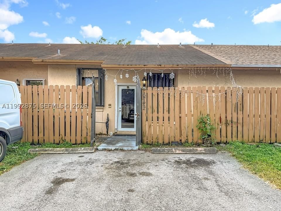 Real estate property located at 6722 192nd Ln, Miami-dade, Country Lake Manors Townh, Hialeah, FL