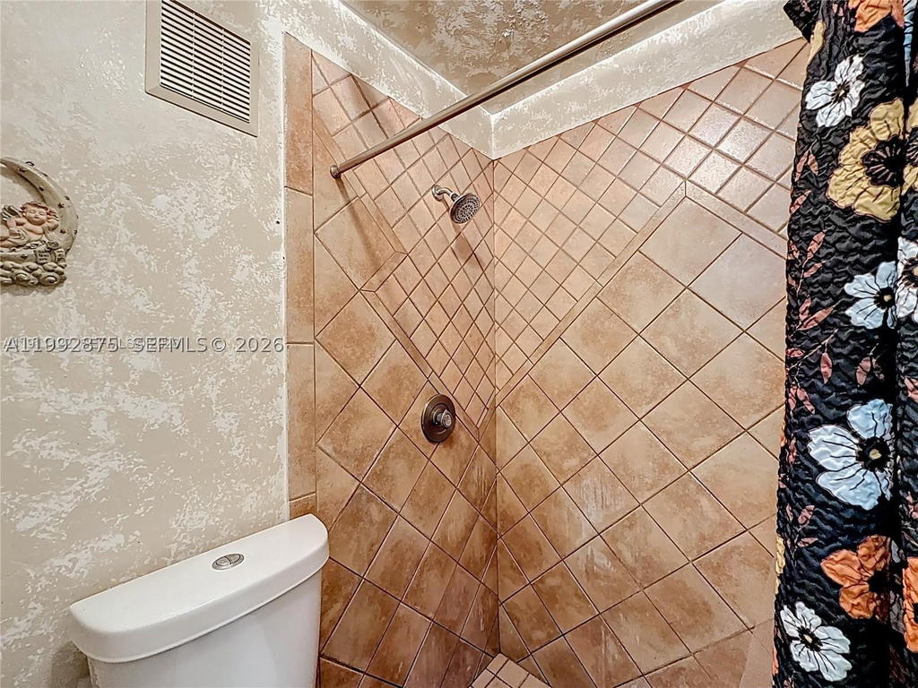 Real estate property located at 6722 192nd Ln, Miami-dade, Country Lake Manors Townh, Hialeah, FL