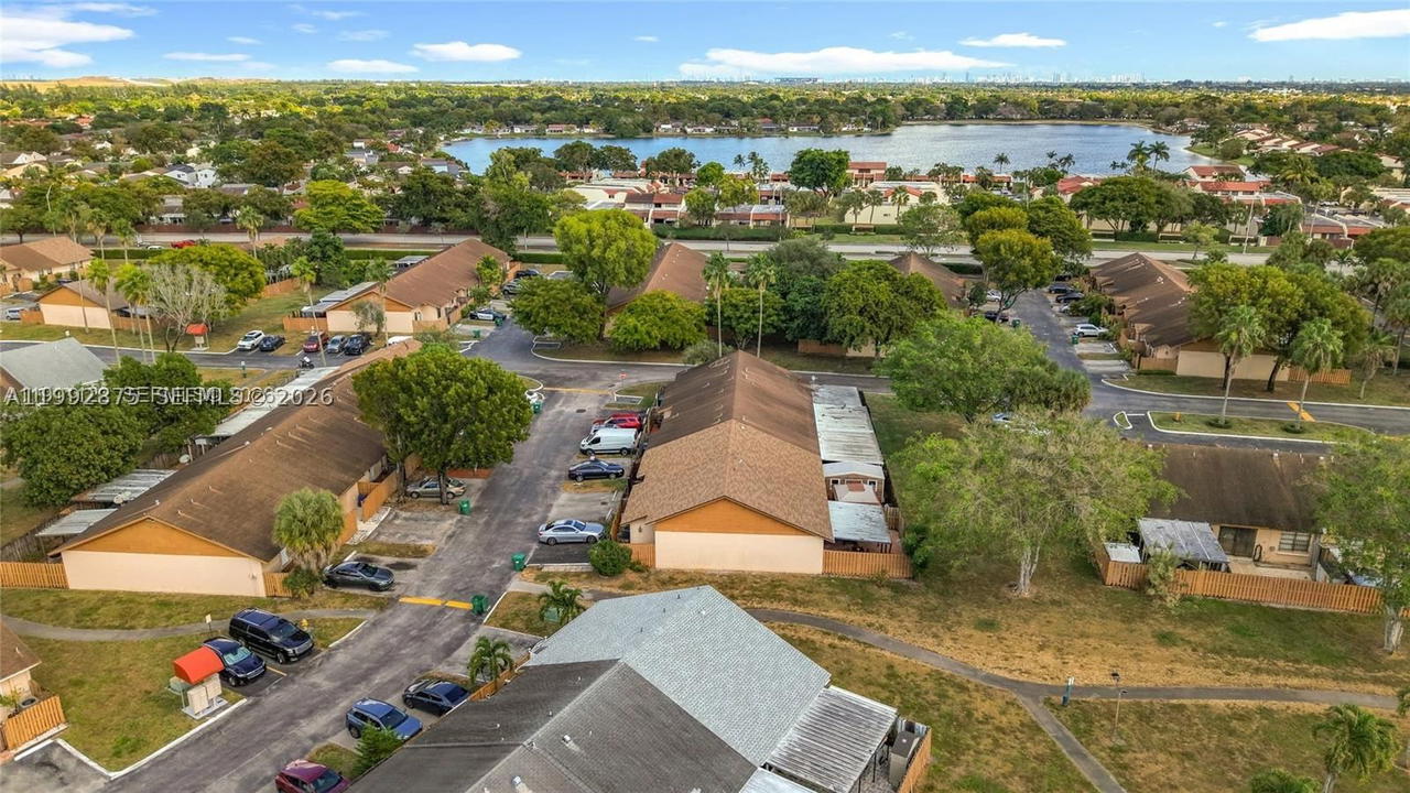 Real estate property located at 6722 192nd Ln, Miami-dade, Country Lake Manors Townh, Hialeah, FL