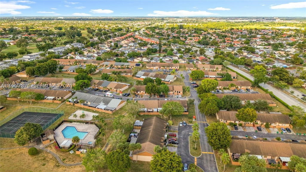 Real estate property located at 6722 192nd Ln, Miami-dade, Country Lake Manors Townh, Hialeah, FL