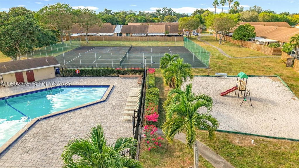 Real estate property located at 6722 192nd Ln, Miami-dade, Country Lake Manors Townh, Hialeah, FL
