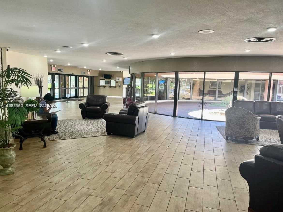 Real estate property located at 9580 Sunrise Lakes Blvd #205, Broward, Sunrise Lakes 145 Condo, Sunrise, FL