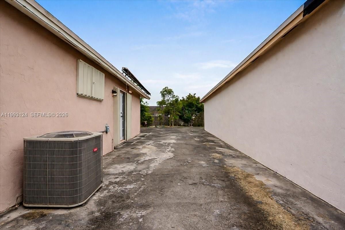 Real estate property located at 19301 123rd Ave, Miami-dade, Estancia Sec 2, Miami, FL