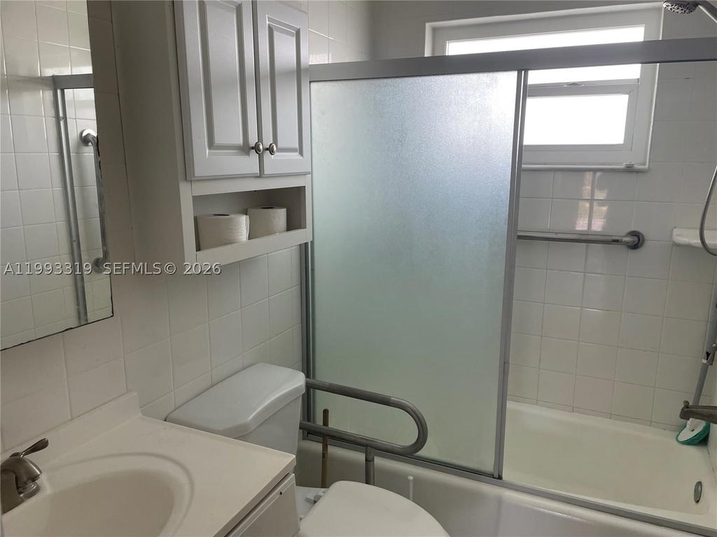 Real estate property located at 2300 Park Ln #208, Broward, Sheridan Lakes Condo Apts, Hollywood, FL