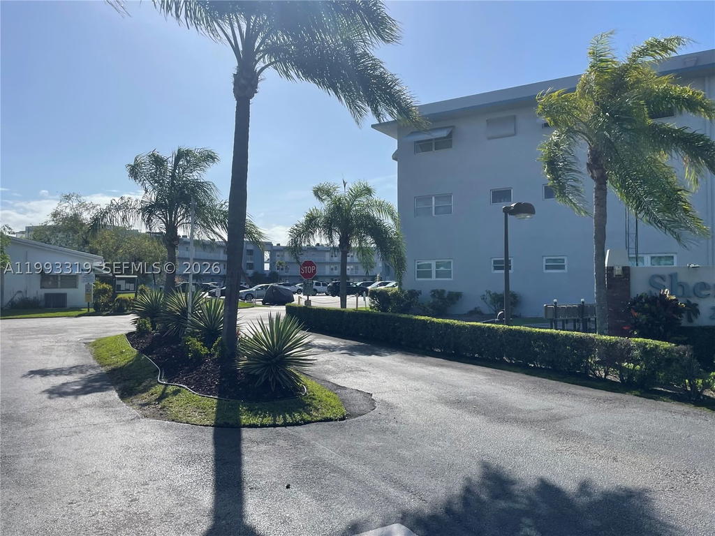Real estate property located at 2300 Park Ln #208, Broward, Sheridan Lakes Condo Apts, Hollywood, FL