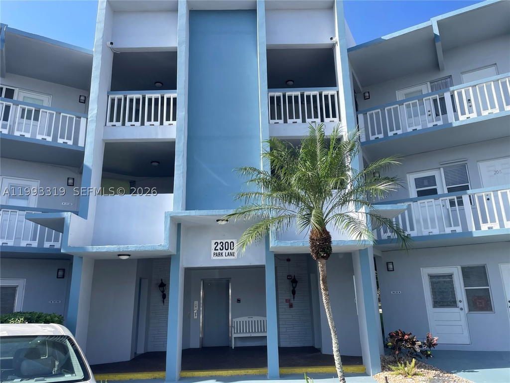 Real estate property located at 2300 Park Ln #208, Broward, Sheridan Lakes Condo Apts, Hollywood, FL
