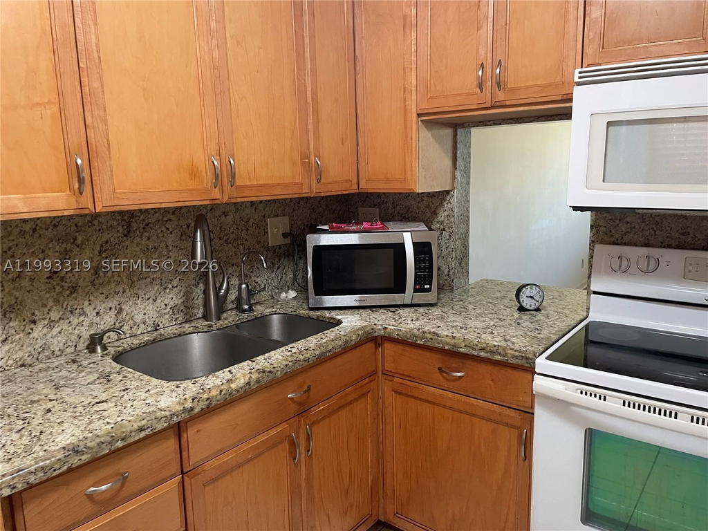 Real estate property located at 2300 Park Ln #208, Broward, Sheridan Lakes Condo Apts, Hollywood, FL