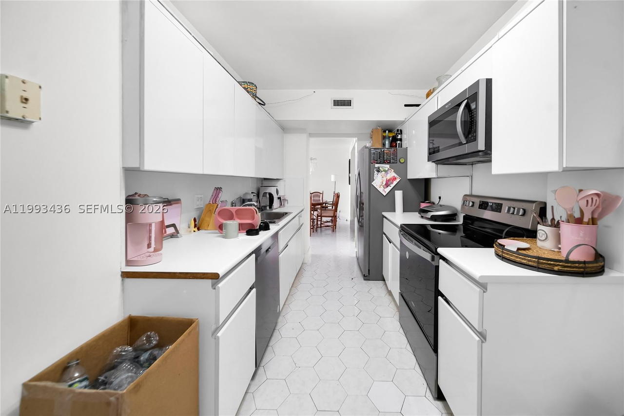 Real estate property located at 3800 Hillcrest Dr #1007, Broward, Hillcrest East No 25 Cond, Hollywood, FL
