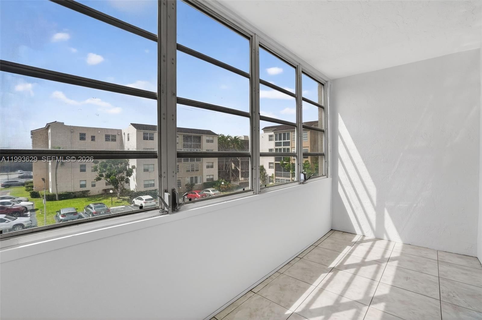 Real estate property located at 2821 Somerset Dr #302, Broward, Somerset No 1 Condo, Lauderdale Lakes, FL