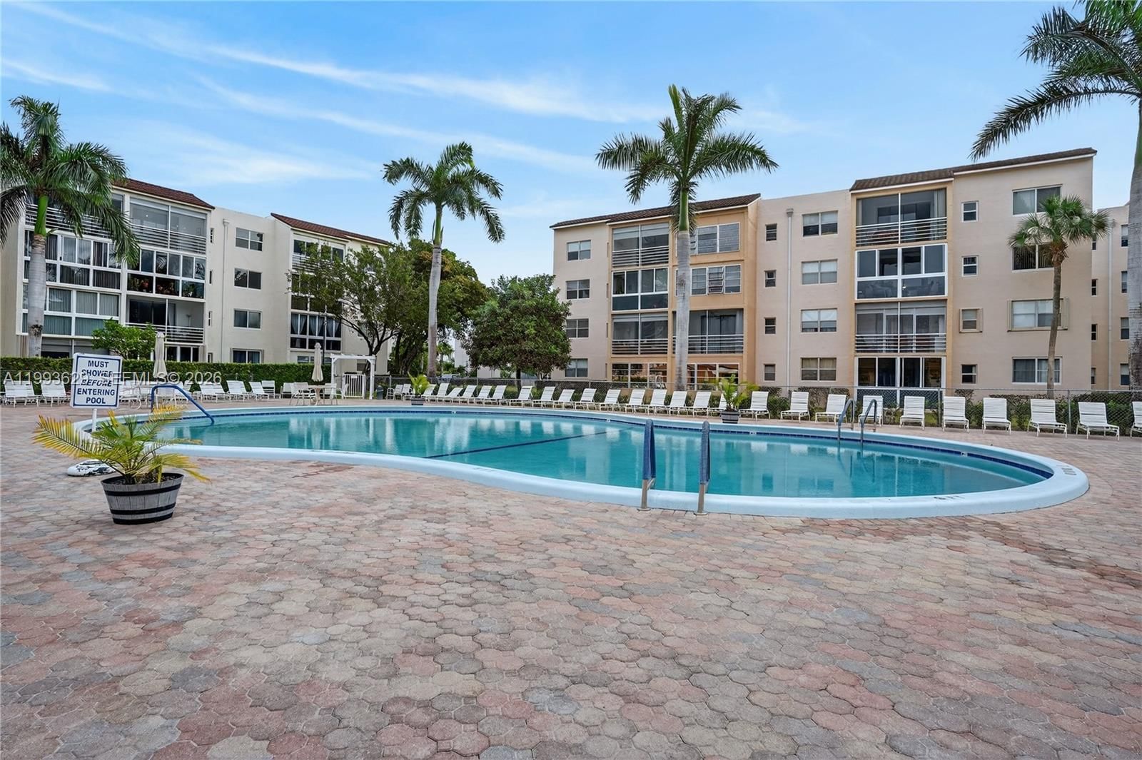 Real estate property located at 2821 Somerset Dr #302, Broward, Somerset No 1 Condo, Lauderdale Lakes, FL