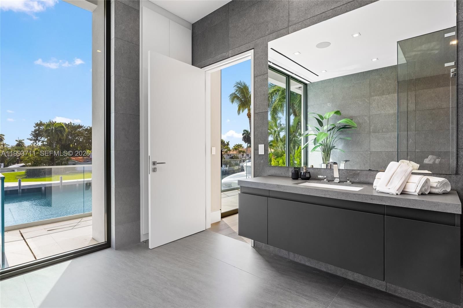 Real estate property located at 2560 Del Lago Dr, Broward, Del Lago Isle, Fort Lauderdale, FL