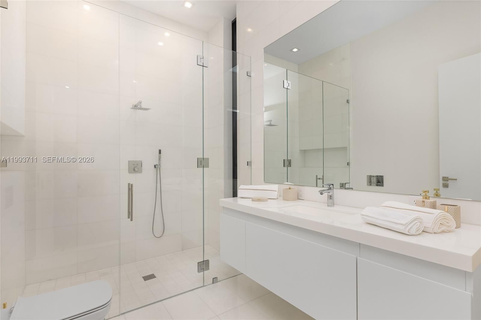 Real estate property located at 2560 Del Lago Dr, Broward, Del Lago Isle, Fort Lauderdale, FL