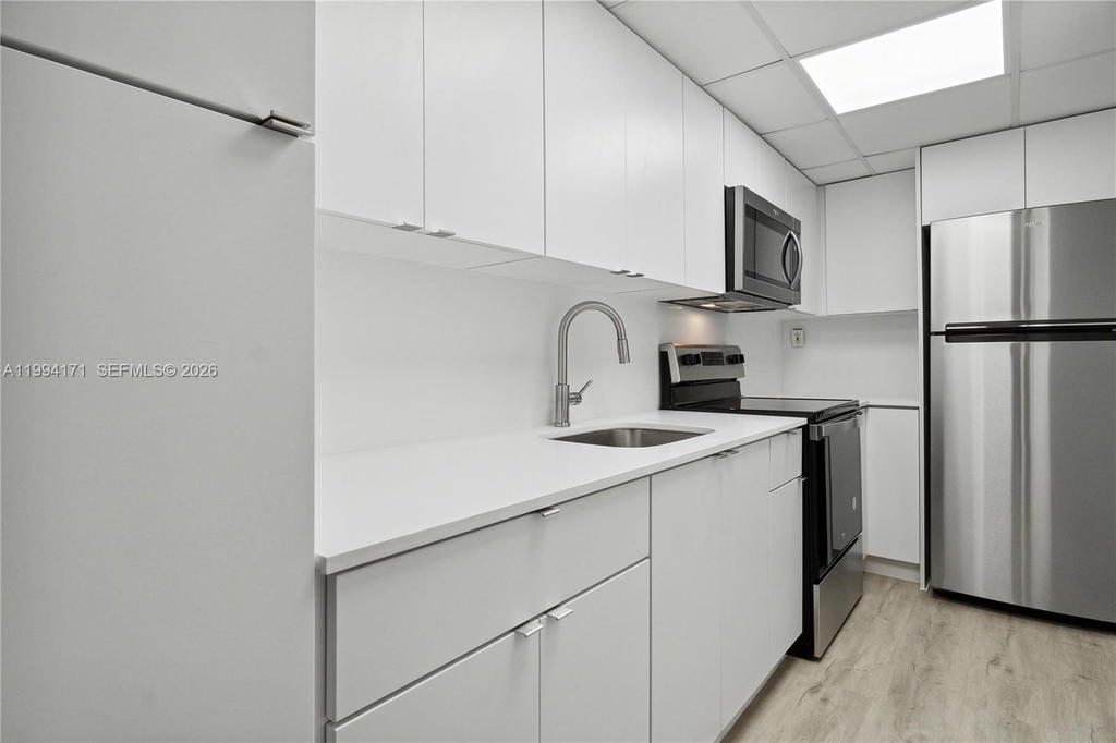 Real estate property located at 1200 West Ave #528, Miami-dade, Mirador 1200 Condo, Miami Beach, FL