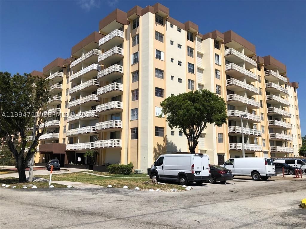 Real estate property located at 15600 7th Ave #606, Miami-dade, Parkway Towers Bldg 1, Miami, FL