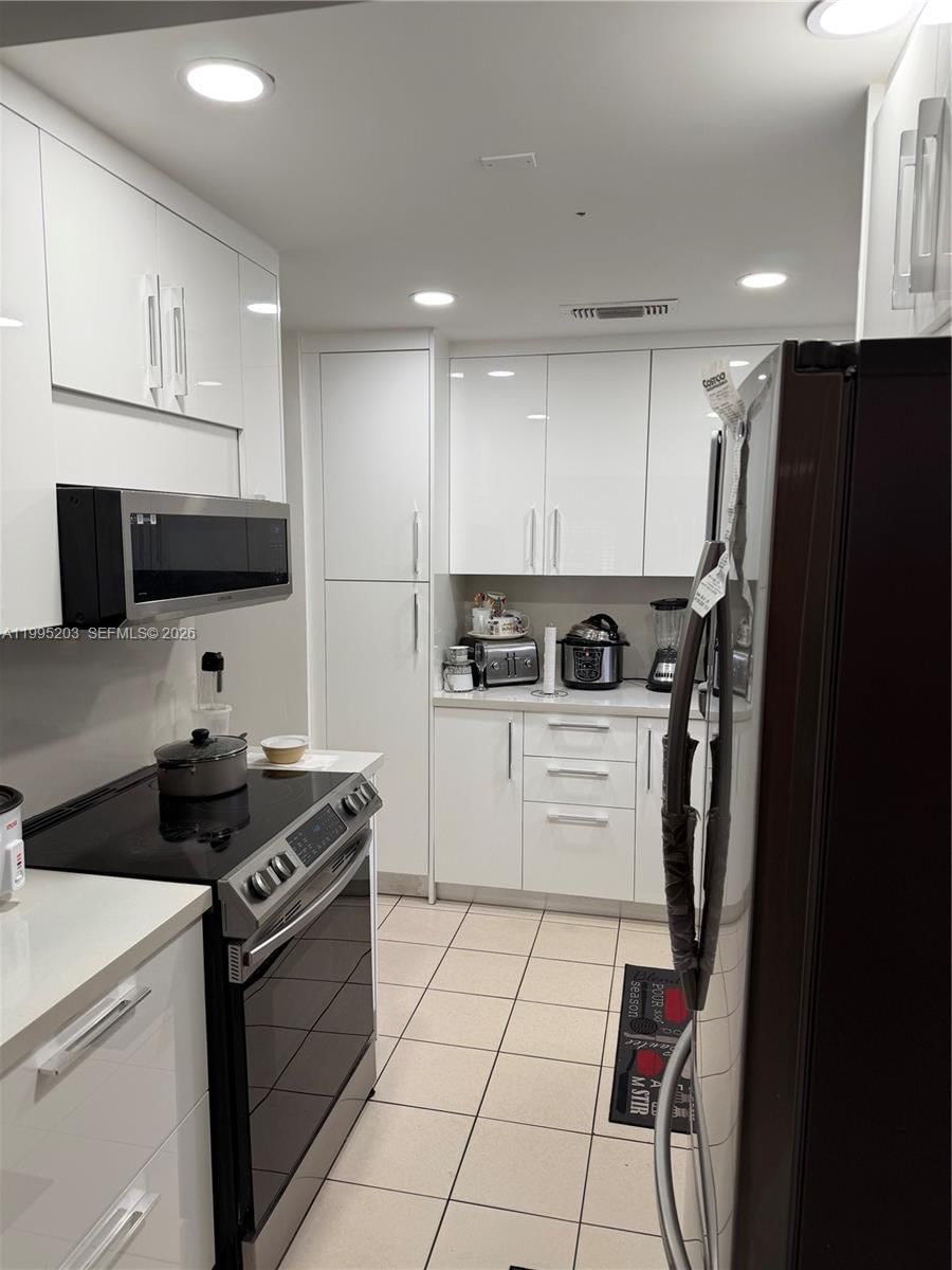 Real estate property located at 5284 193rd Ln, Miami-dade, Lakes Of Acadia Unit 4 Th, Miami Gardens, FL