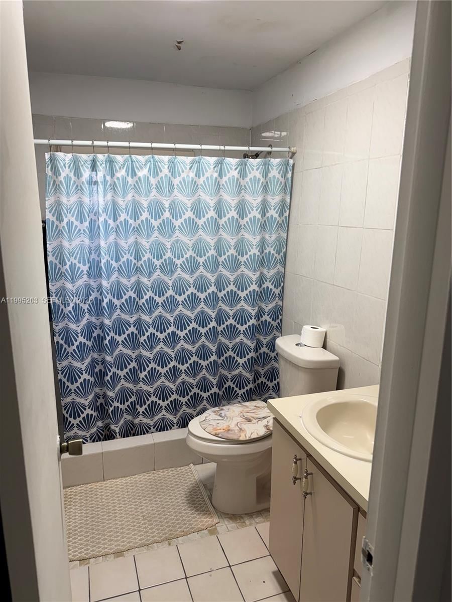 Real estate property located at 5284 193rd Ln, Miami-dade, Lakes Of Acadia Unit 4 Th, Miami Gardens, FL