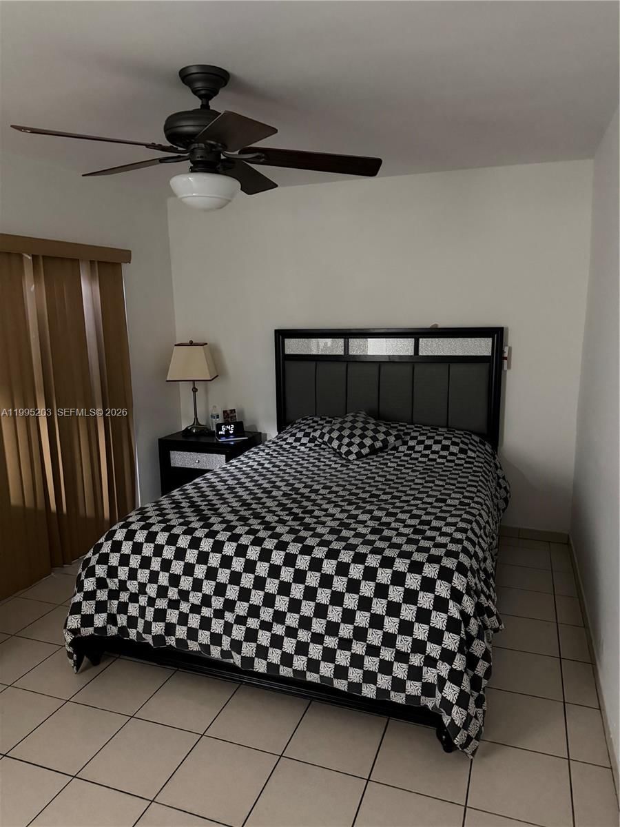Real estate property located at 5284 193rd Ln, Miami-dade, Lakes Of Acadia Unit 4 Th, Miami Gardens, FL