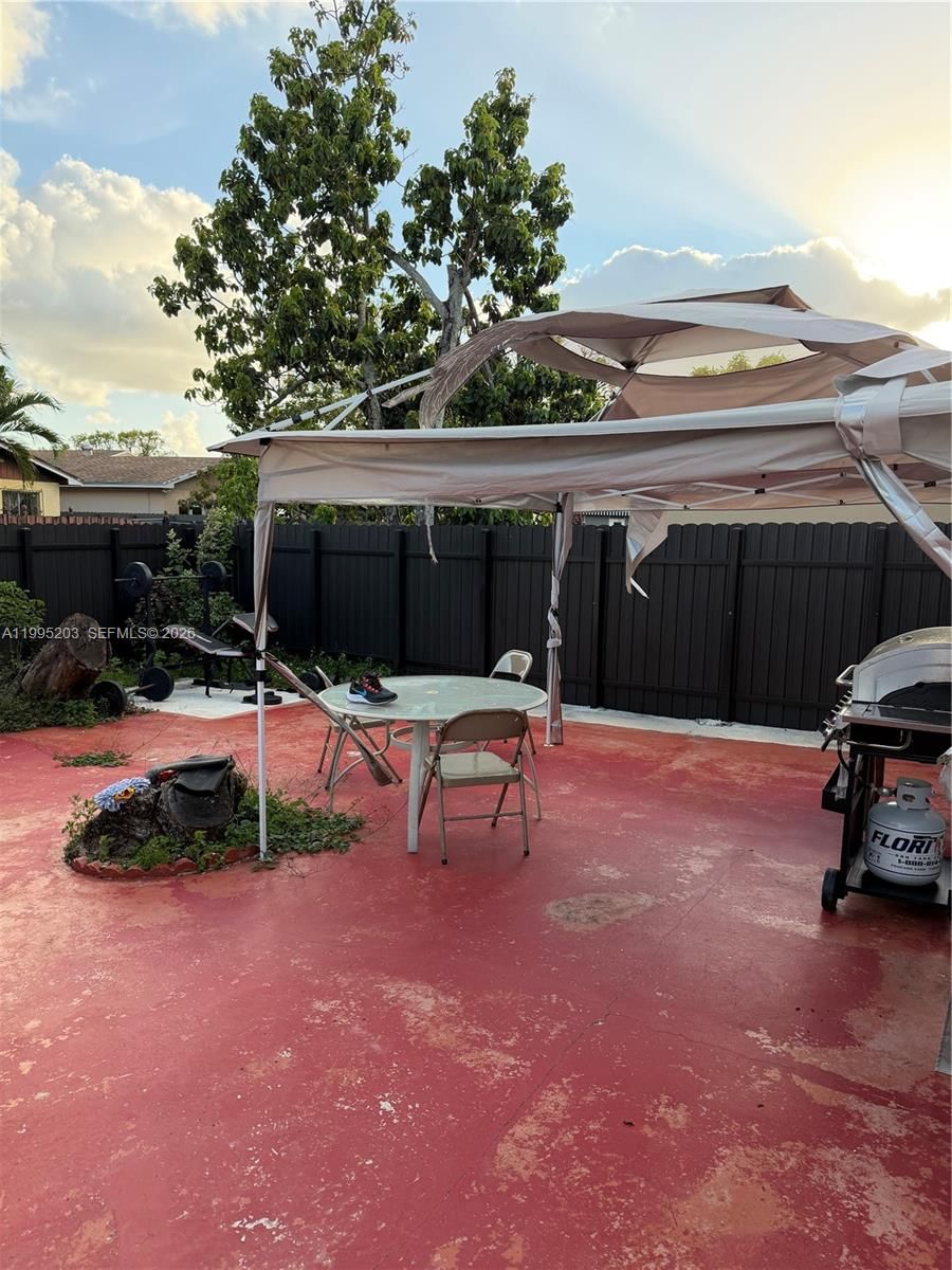 Real estate property located at 5284 193rd Ln, Miami-dade, Lakes Of Acadia Unit 4 Th, Miami Gardens, FL