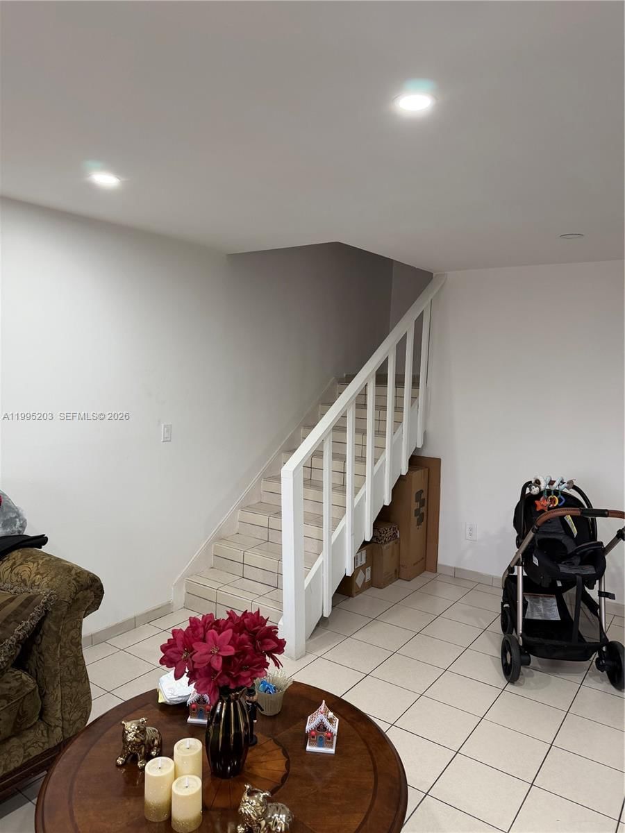 Real estate property located at 5284 193rd Ln, Miami-dade, Lakes Of Acadia Unit 4 Th, Miami Gardens, FL