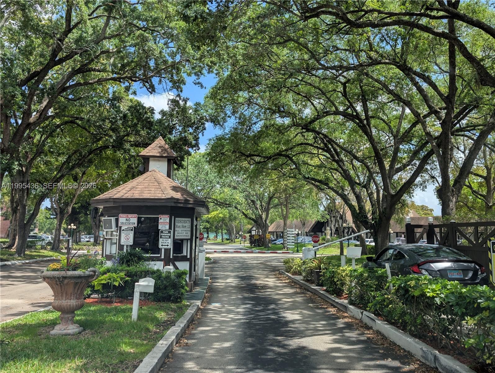 Real estate property located at 3720 Inverrary Dr #1J, Broward, International Village At, Lauderhill, FL