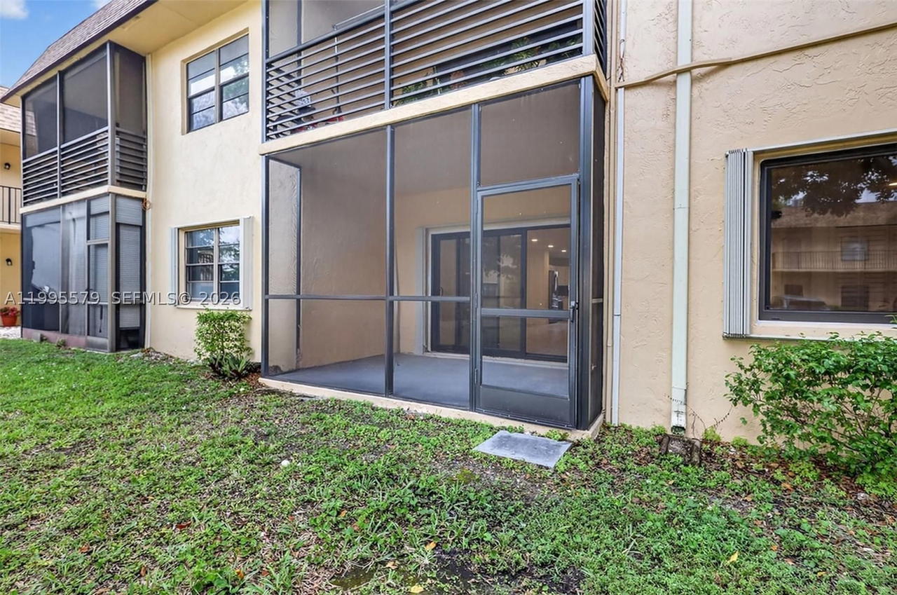 Real estate property located at 275 Gate Rd #104, Broward, Villas At Carriage Hills, Hollywood, FL