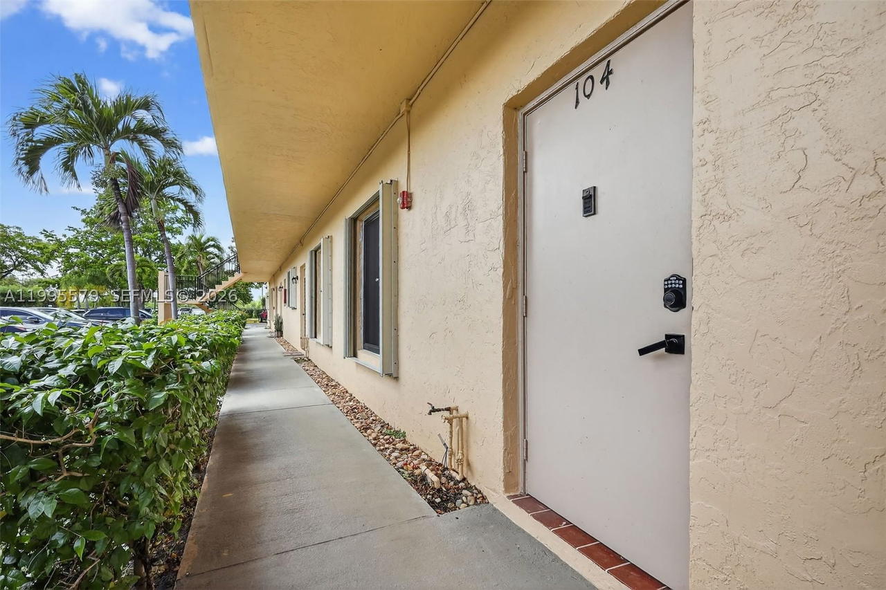 Real estate property located at 275 Gate Rd #104, Broward, Villas At Carriage Hills, Hollywood, FL