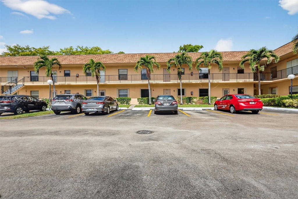 Real estate property located at 275 Gate Rd #104, Broward, Villas At Carriage Hills, Hollywood, FL