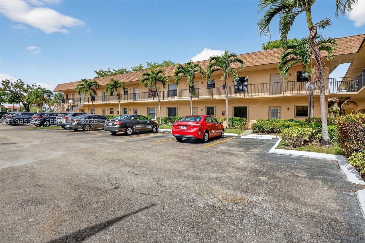 Real estate property located at 275 Gate Rd #104, Broward, Villas At Carriage Hills, Hollywood, FL