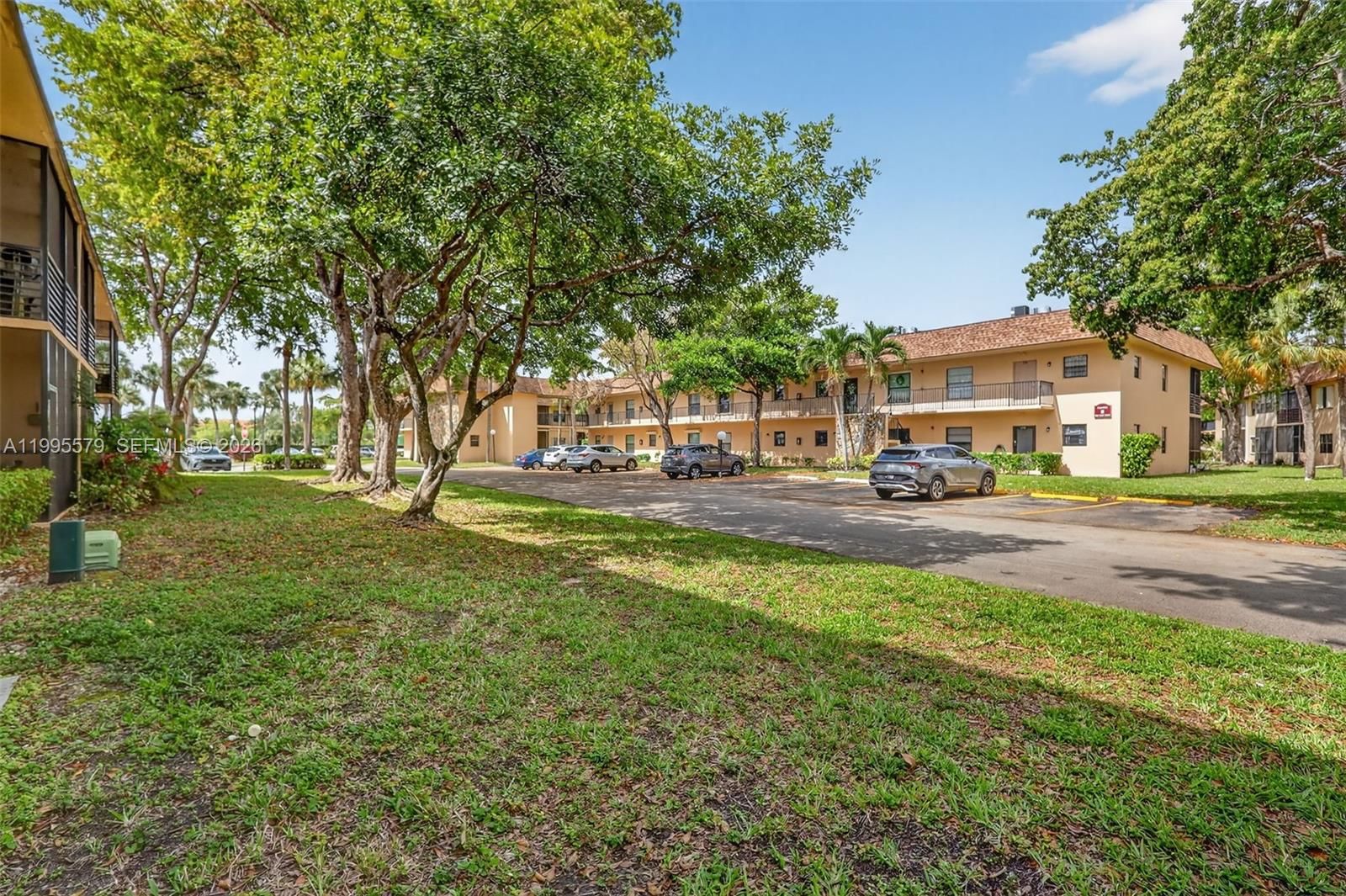 Real estate property located at 275 Gate Rd #104, Broward, Villas At Carriage Hills, Hollywood, FL