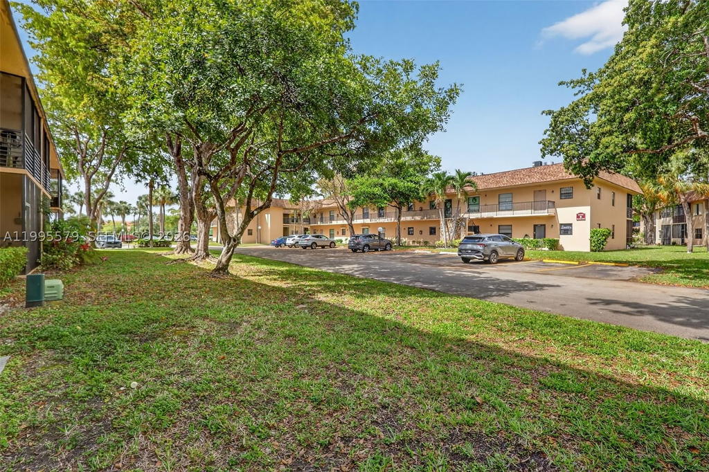Real estate property located at 275 Gate Rd #104, Broward, Villas At Carriage Hills, Hollywood, FL