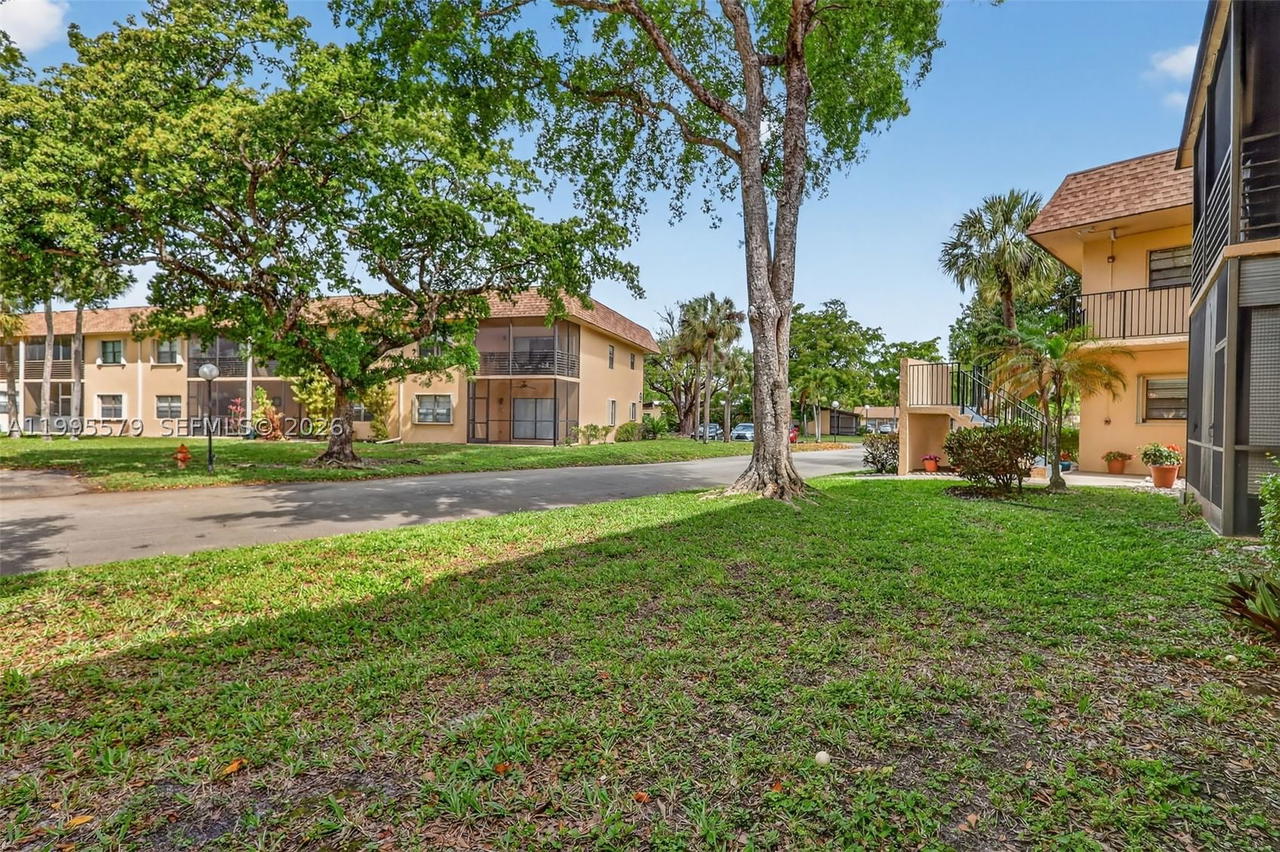 Real estate property located at 275 Gate Rd #104, Broward, Villas At Carriage Hills, Hollywood, FL